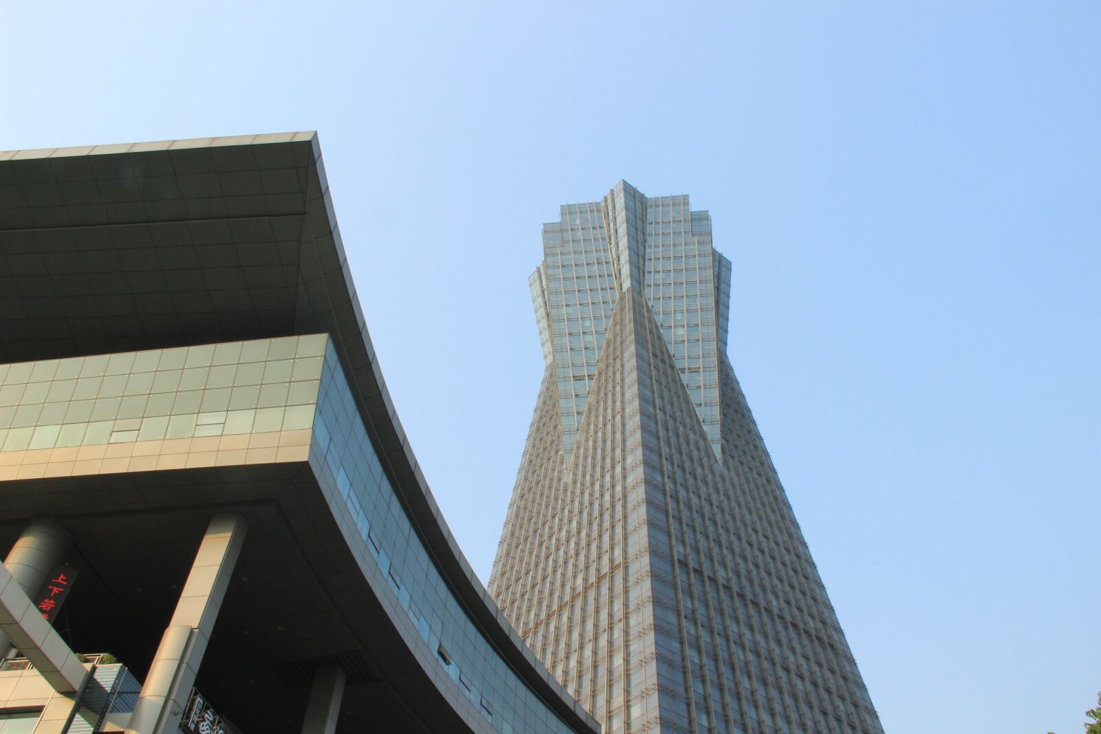 Canon EF-S 18-135mm F3.5-5.6 IS sample photo. Hangzhou, building, square photography
