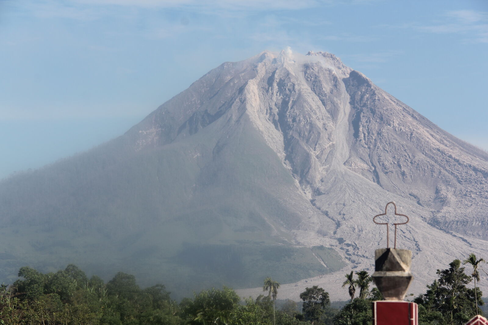 Canon EF-S 18-200mm F3.5-5.6 IS sample photo. Eruption, karo, land, mount photography