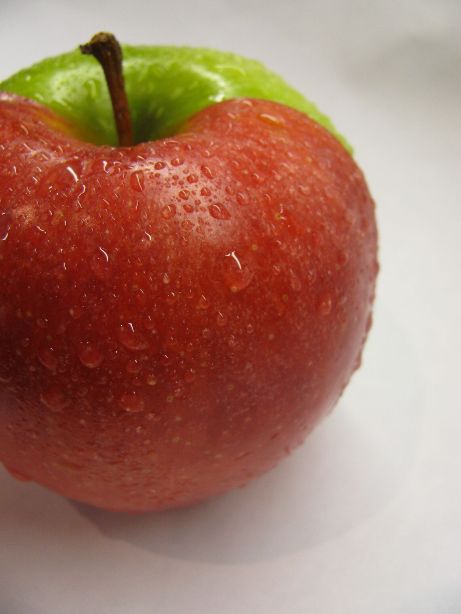 Canon PowerShot SX110 IS sample photo. Apple, red apple, green photography