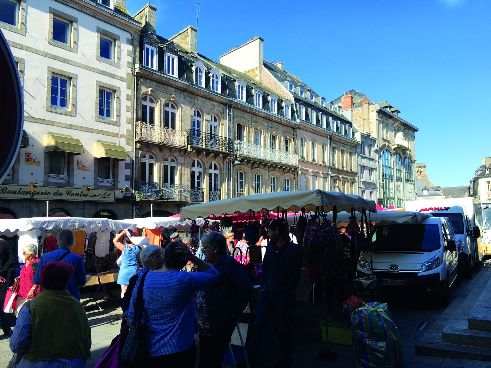 iPhone SE back camera 4.15mm f/2.2 sample photo. Lannion, market, place photography