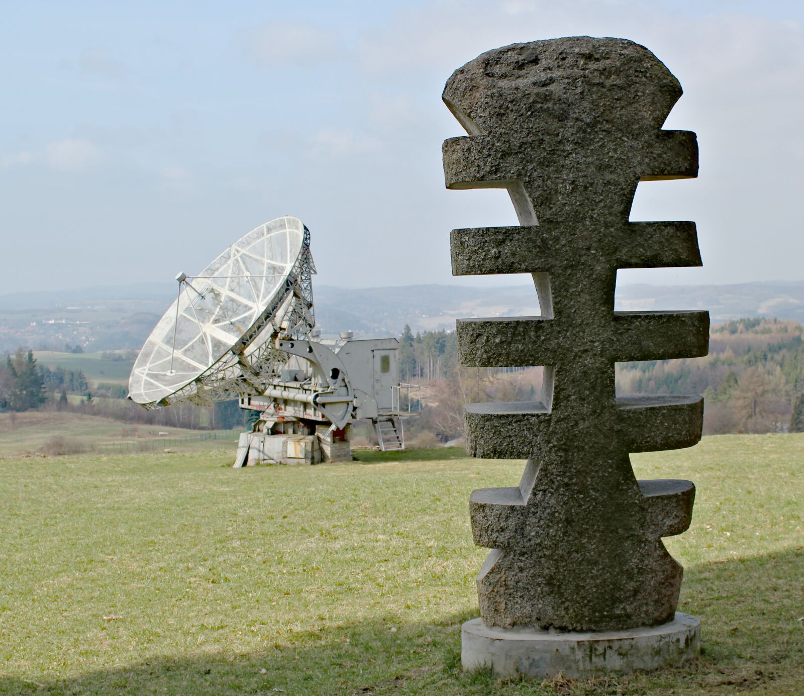 Canon EOS 550D (EOS Rebel T2i / EOS Kiss X4) sample photo. Radio telescope, meadow, ond photography