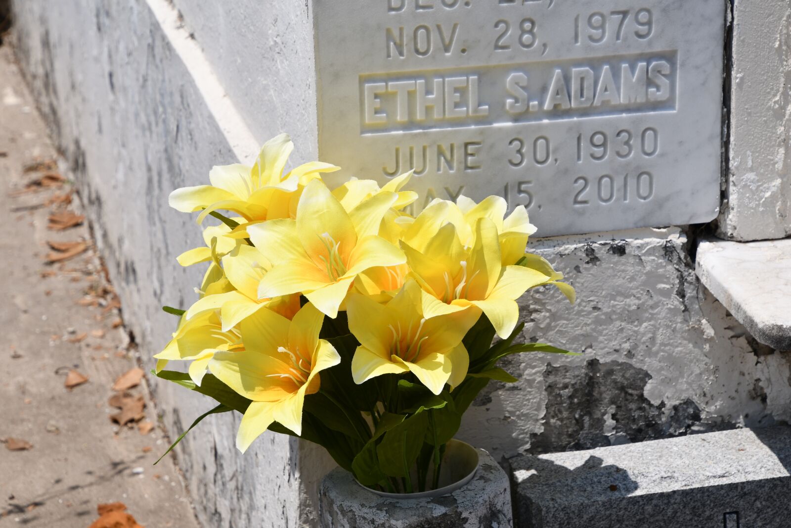 Nikon D7500 sample photo. Flowers, memorial, grave photography