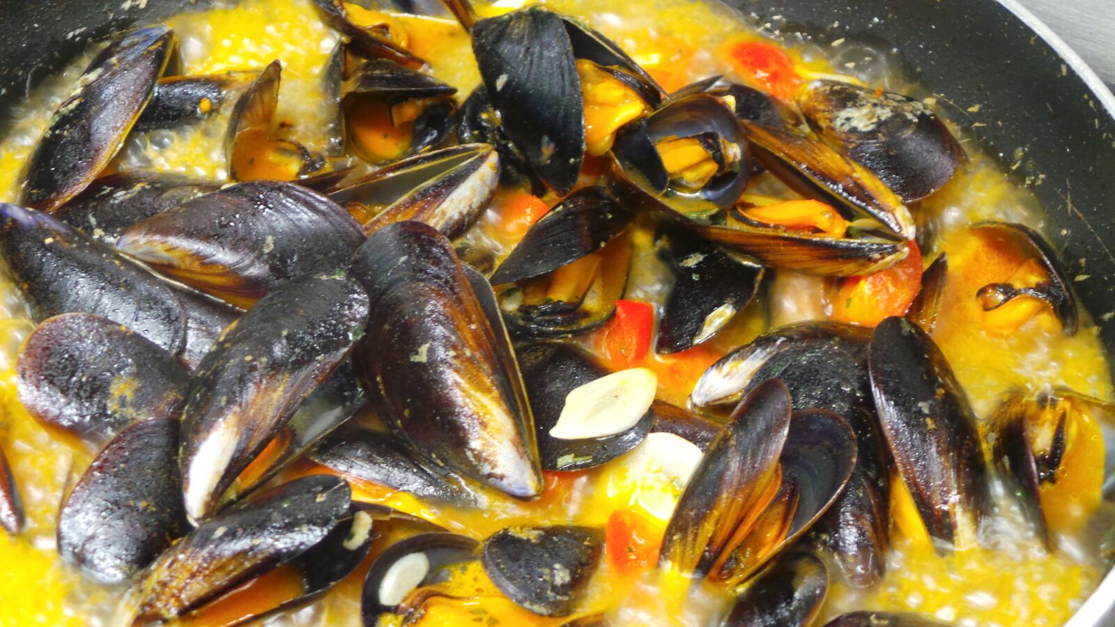 Samsung Galaxy Camera (Wi-Fi) sample photo. Mussels, soup, bread photography