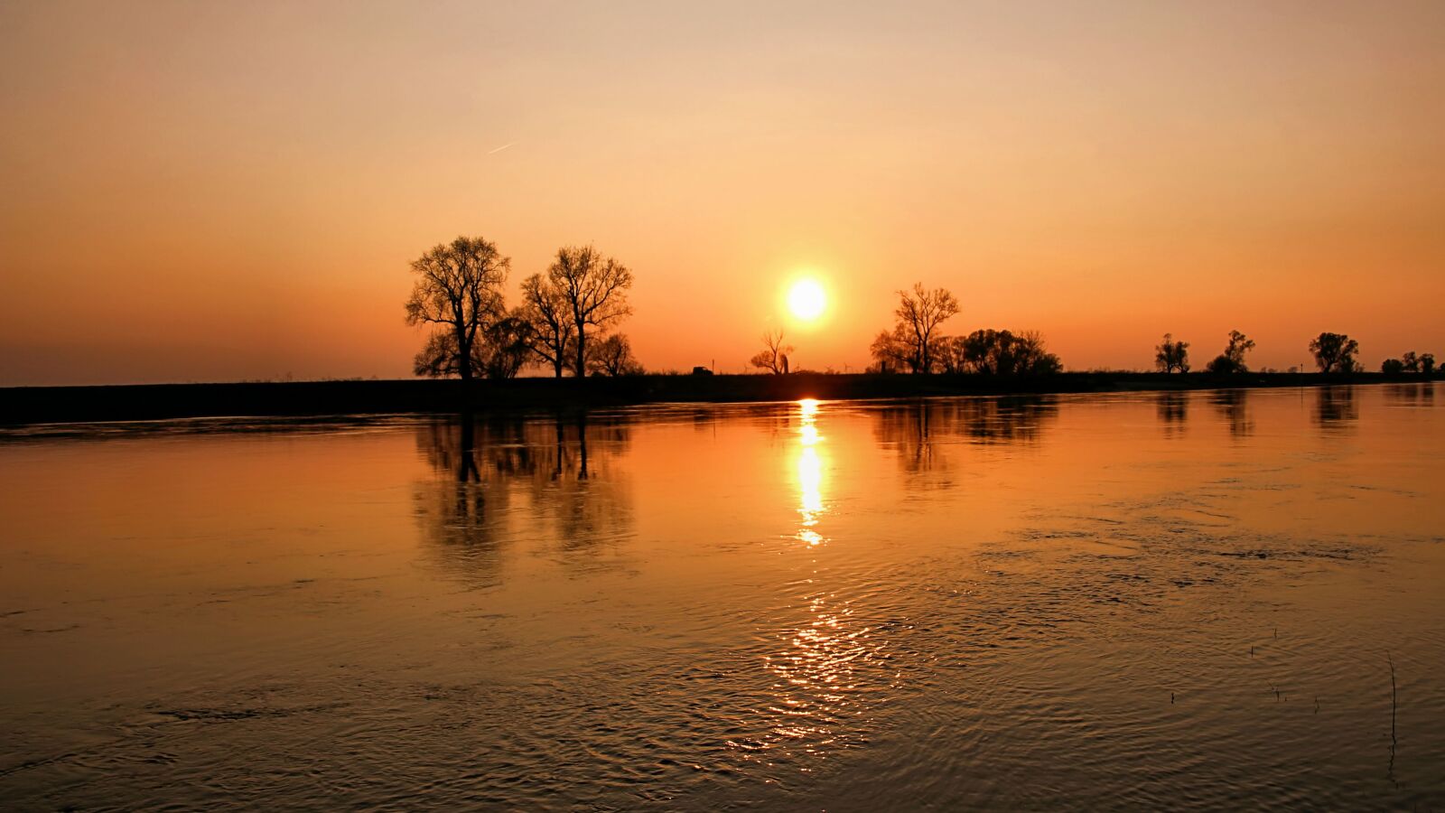 Canon EOS 1200D (EOS Rebel T5 / EOS Kiss X70 / EOS Hi) sample photo. Sunset, landscape, river photography