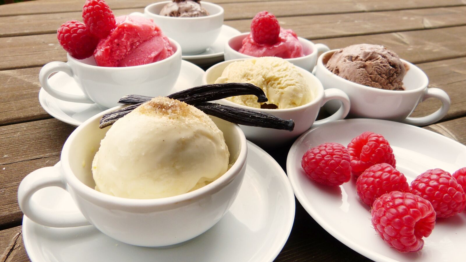 Panasonic Lumix DMC-FZ150 sample photo. Ice, ice cream, raspberries photography