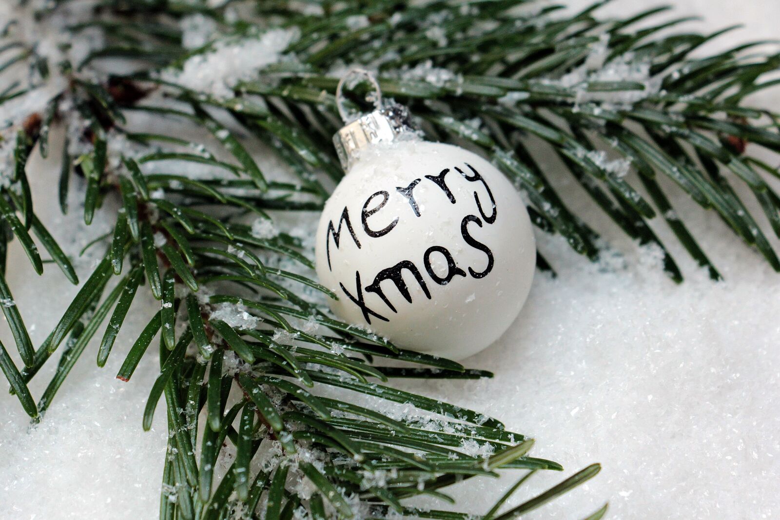 Canon EOS 550D (EOS Rebel T2i / EOS Kiss X4) sample photo. Christmas bauble, christmas ornament photography