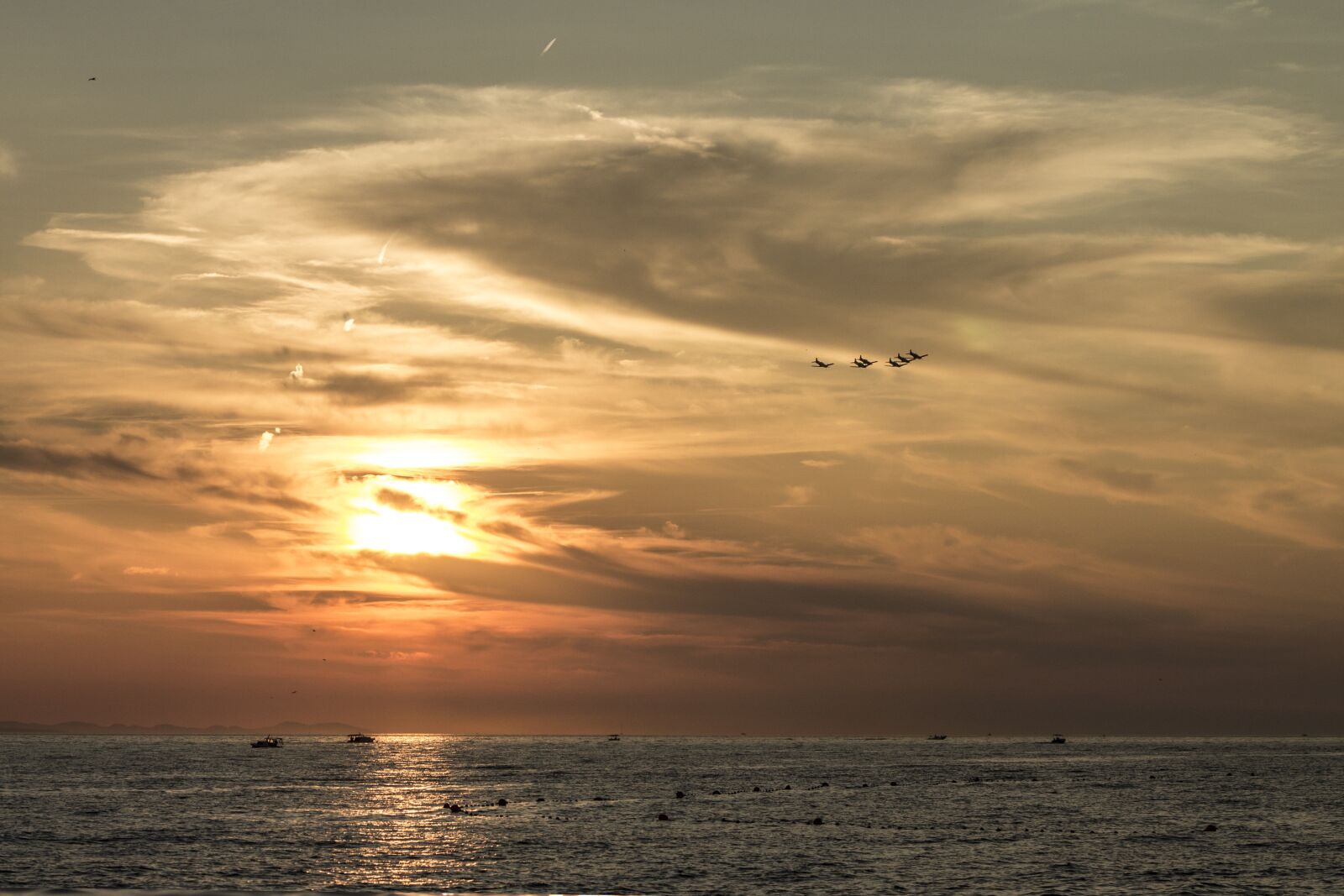 Canon EOS 1100D (EOS Rebel T3 / EOS Kiss X50) sample photo. Sunset, plane, air photography