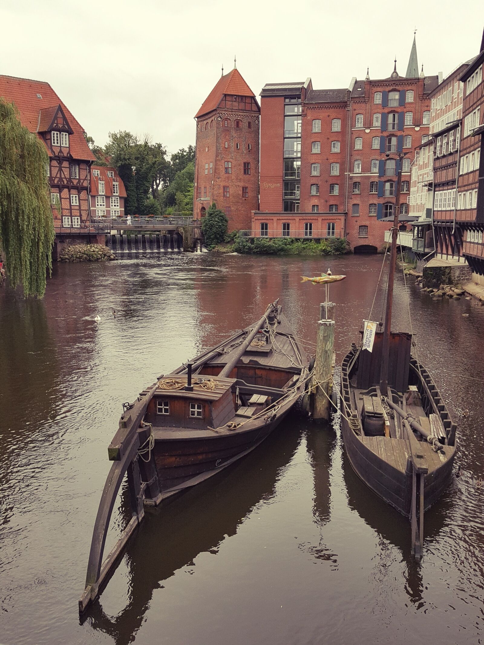 Samsung Galaxy S6 sample photo. L neburg, stint, red photography