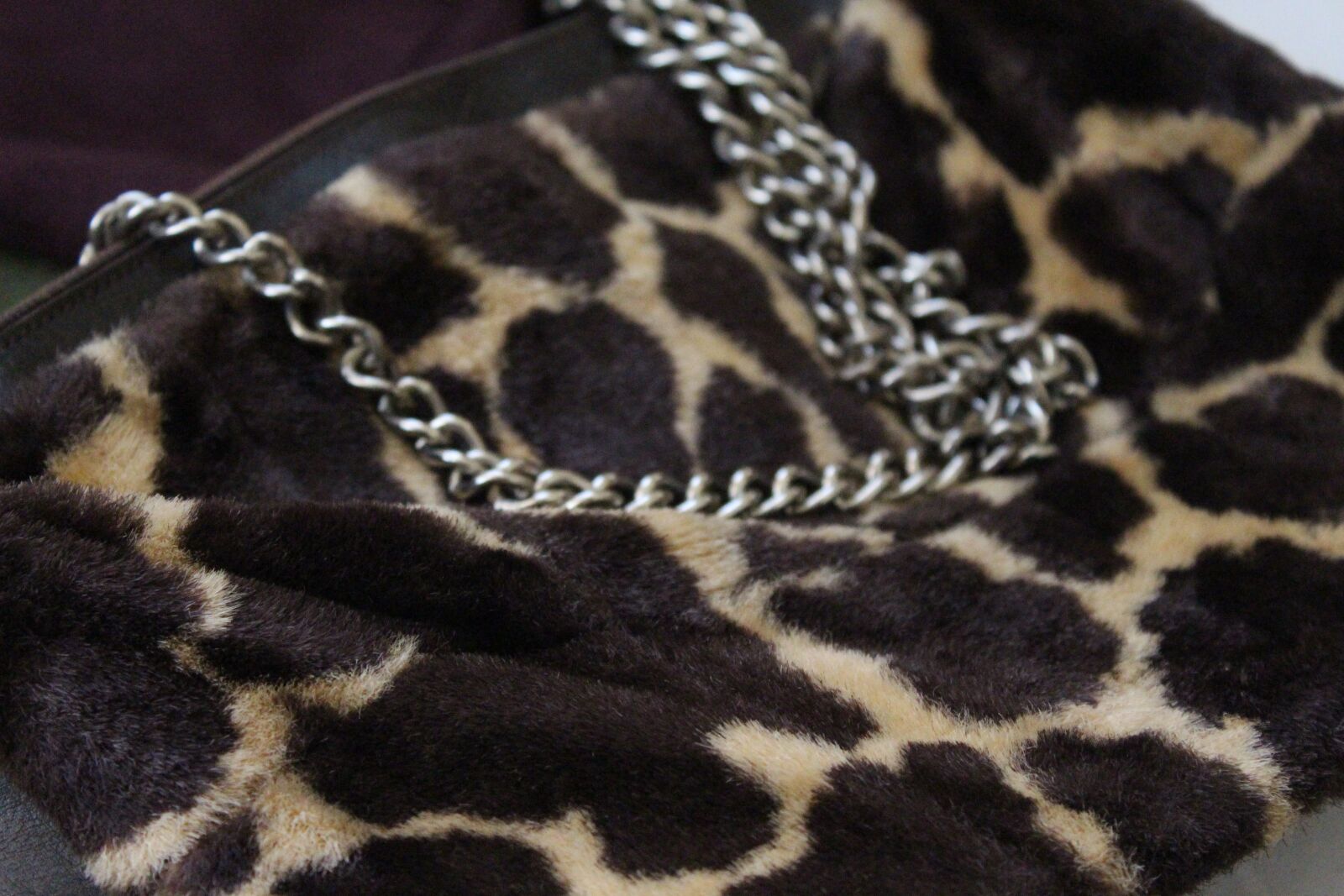 Canon EOS 700D (EOS Rebel T5i / EOS Kiss X7i) + Canon EF-S 18-55mm F3.5-5.6 III sample photo. Bag, leopard, chain photography
