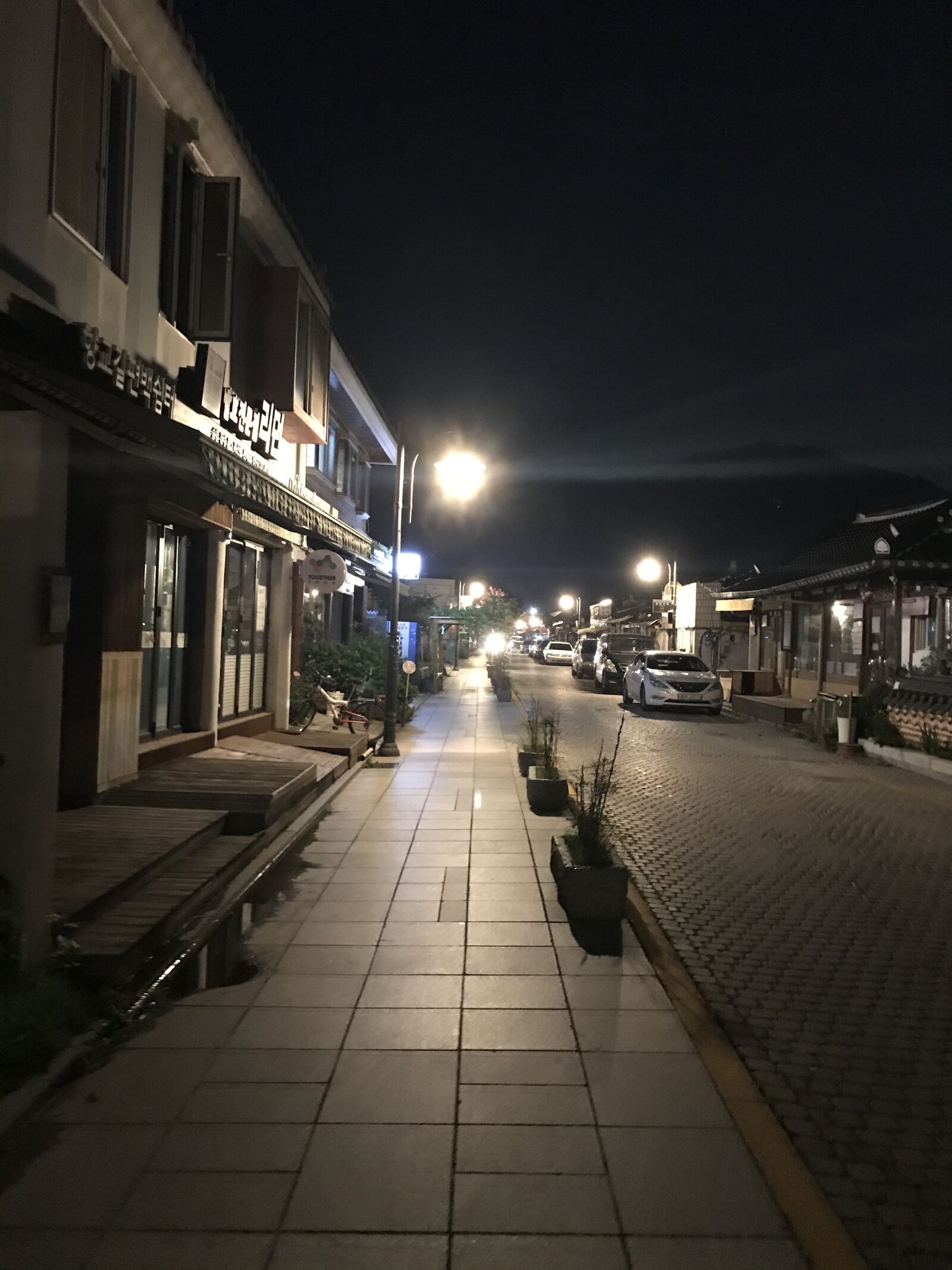 iPhone 7 back camera 3.99mm f/1.8 sample photo. Night, street, korea photography