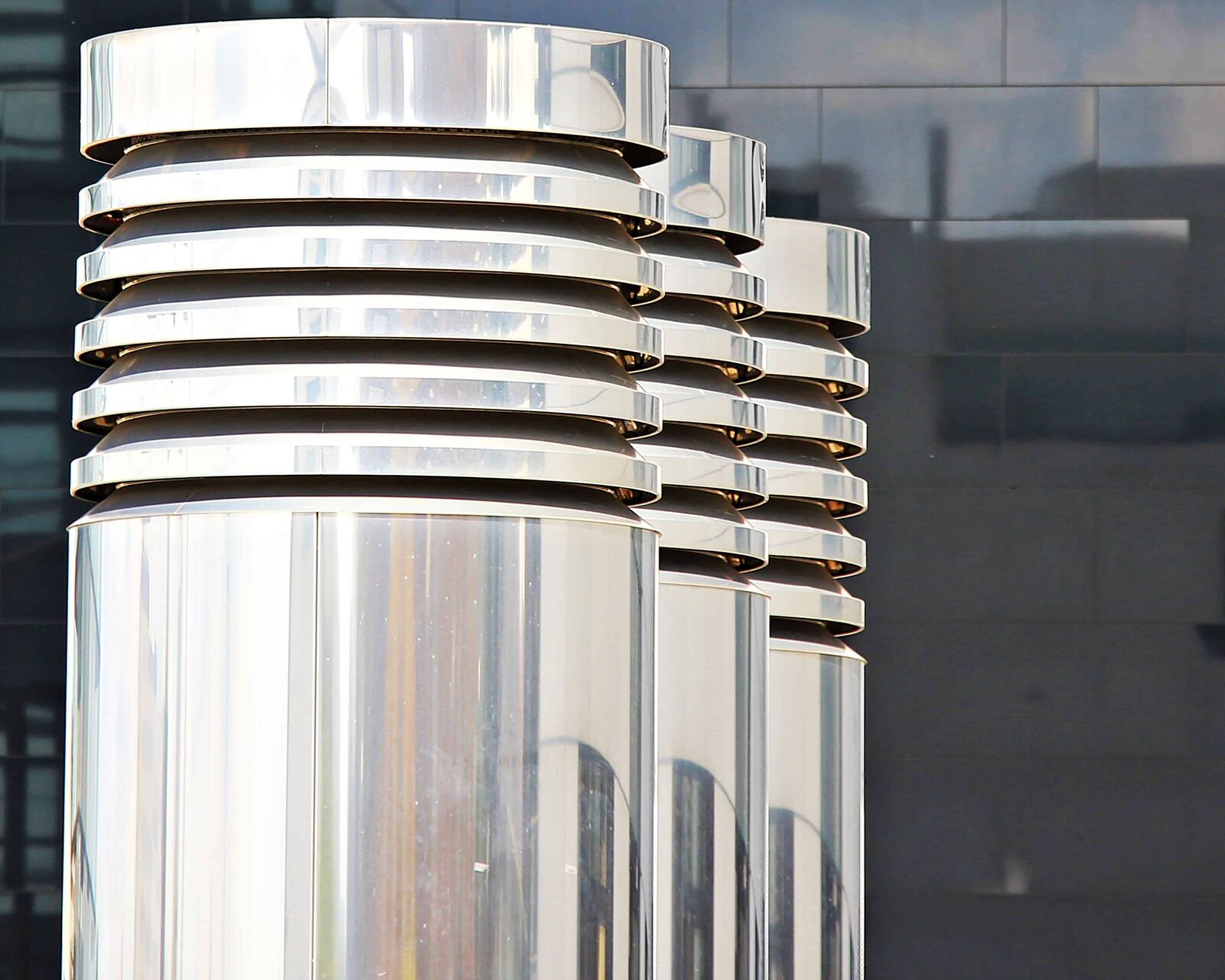 Canon EOS 550D (EOS Rebel T2i / EOS Kiss X4) sample photo. Exterior, metal, mirror, city photography