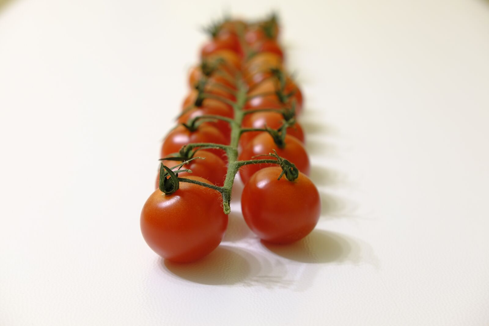 Fujifilm X-T2 + Fujifilm XF 35mm F2 R WR sample photo. Tomatoes, vegetables, red photography