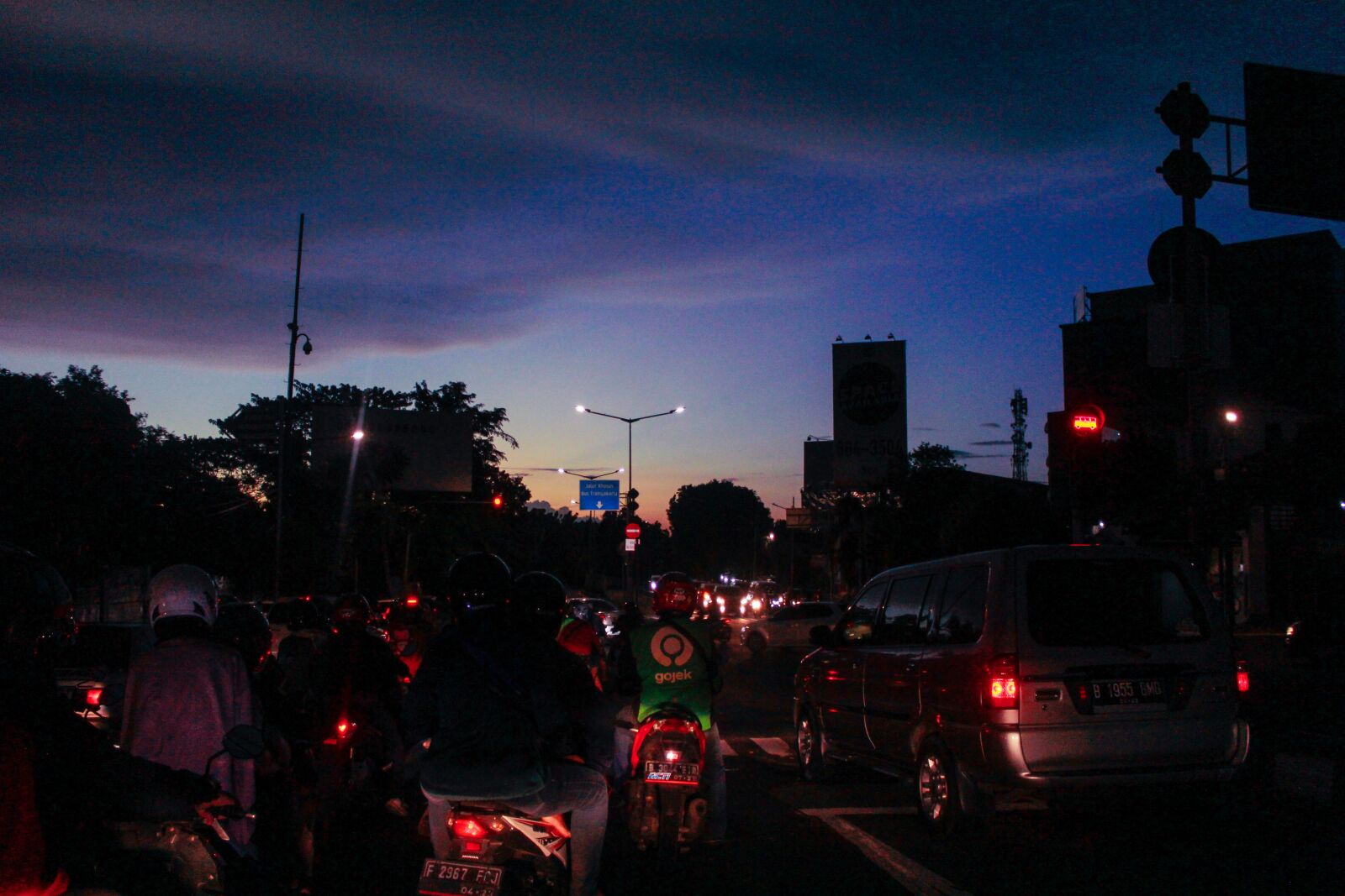 Canon EOS 60D + Canon EF-S 18-55mm F3.5-5.6 IS II sample photo. Stoplight, sunset blue, blue photography
