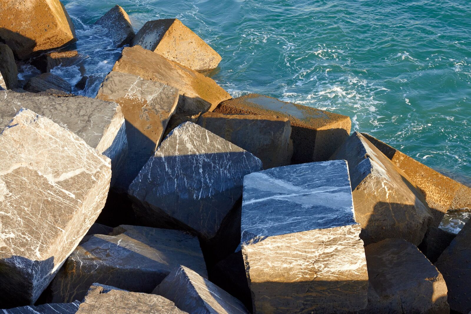 Canon EOS 500D (EOS Rebel T1i / EOS Kiss X3) sample photo. Sea, dam, stones photography