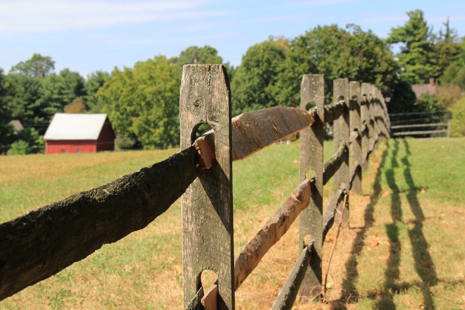 Canon EF-S 18-135mm F3.5-5.6 IS sample photo. Fence, barn, red photography