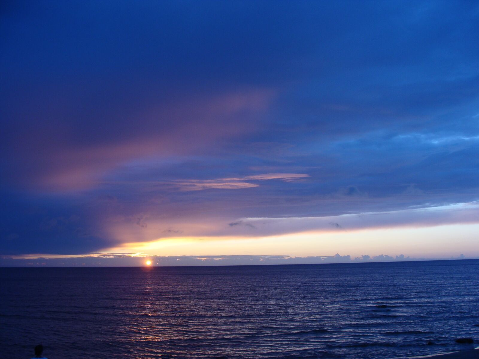 Sony Cyber-shot DSC-H10 sample photo. Clouds, water, sunset photography