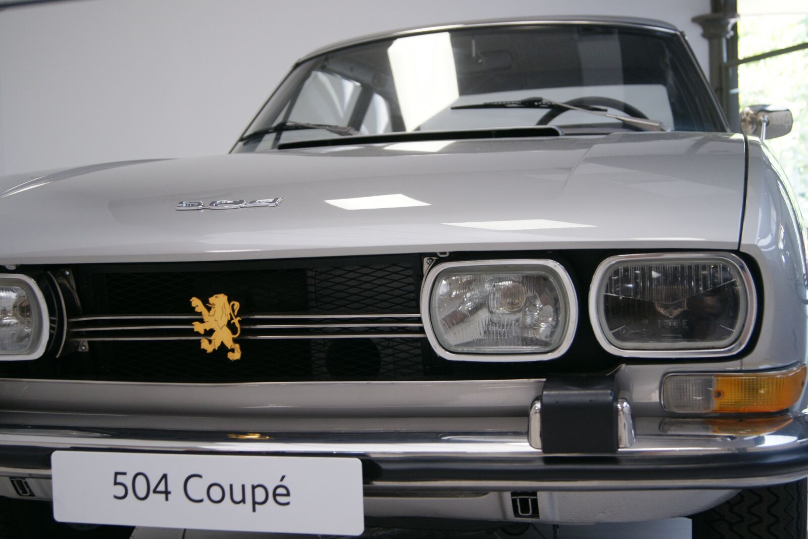Sony Alpha DSLR-A700 sample photo. Peugeot, 504, cup photography