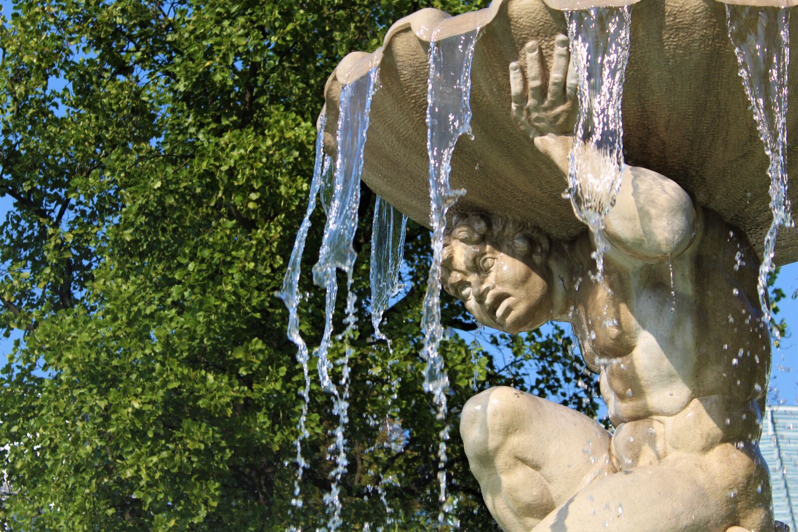 Canon EOS 1300D (EOS Rebel T6 / EOS Kiss X80) sample photo. Fountain, linz, linz central photography