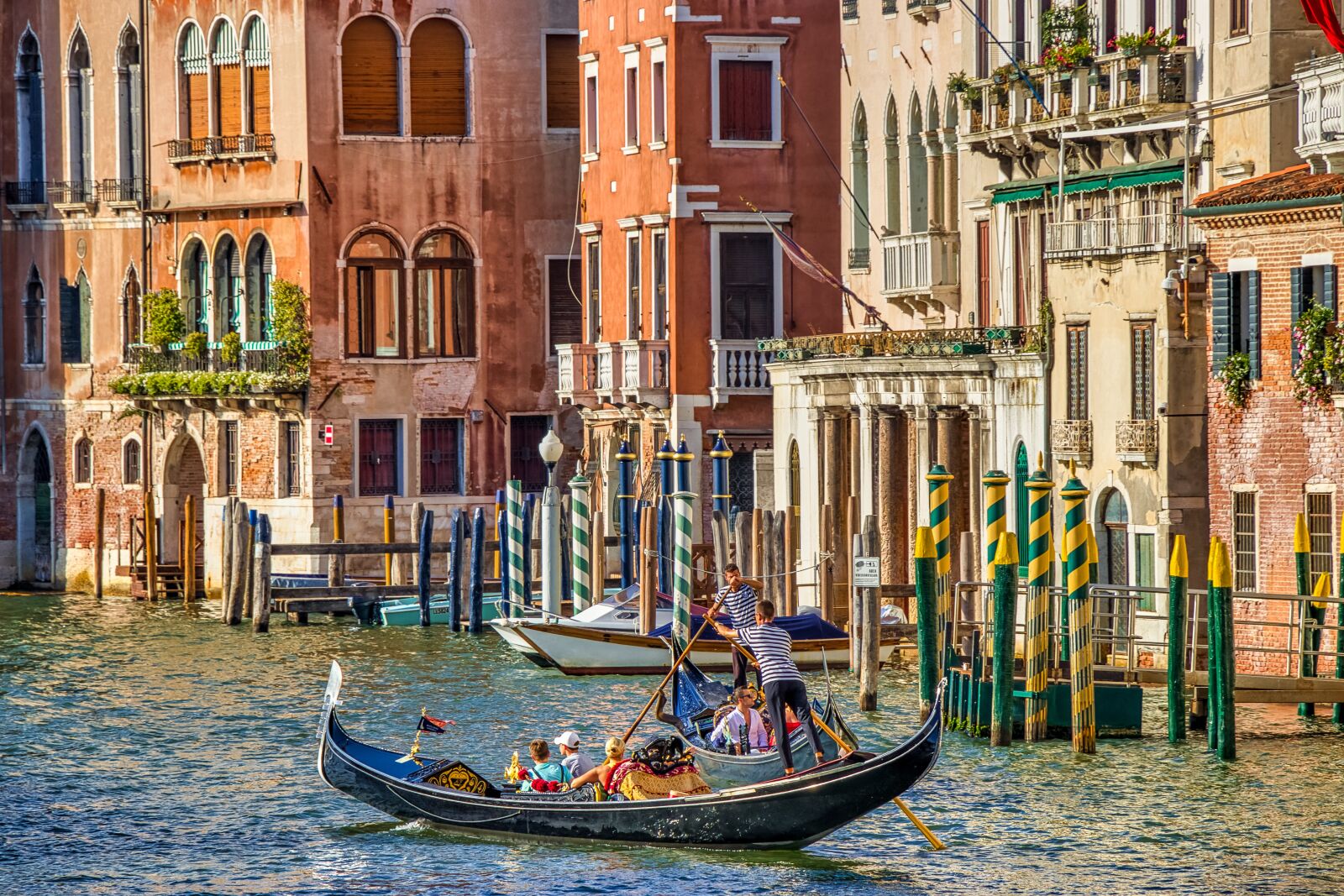 Canon EF-S 18-135mm F3.5-5.6 IS USM sample photo. Italy, gondola, venice photography