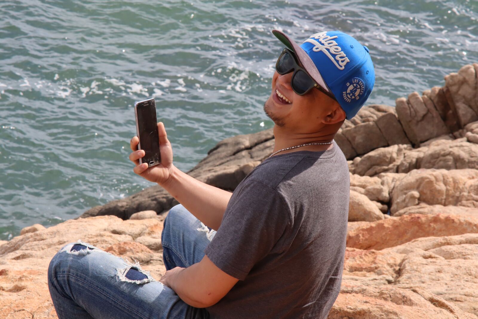 Canon EOS M50 (EOS Kiss M) sample photo. Man, rocks, smile photography