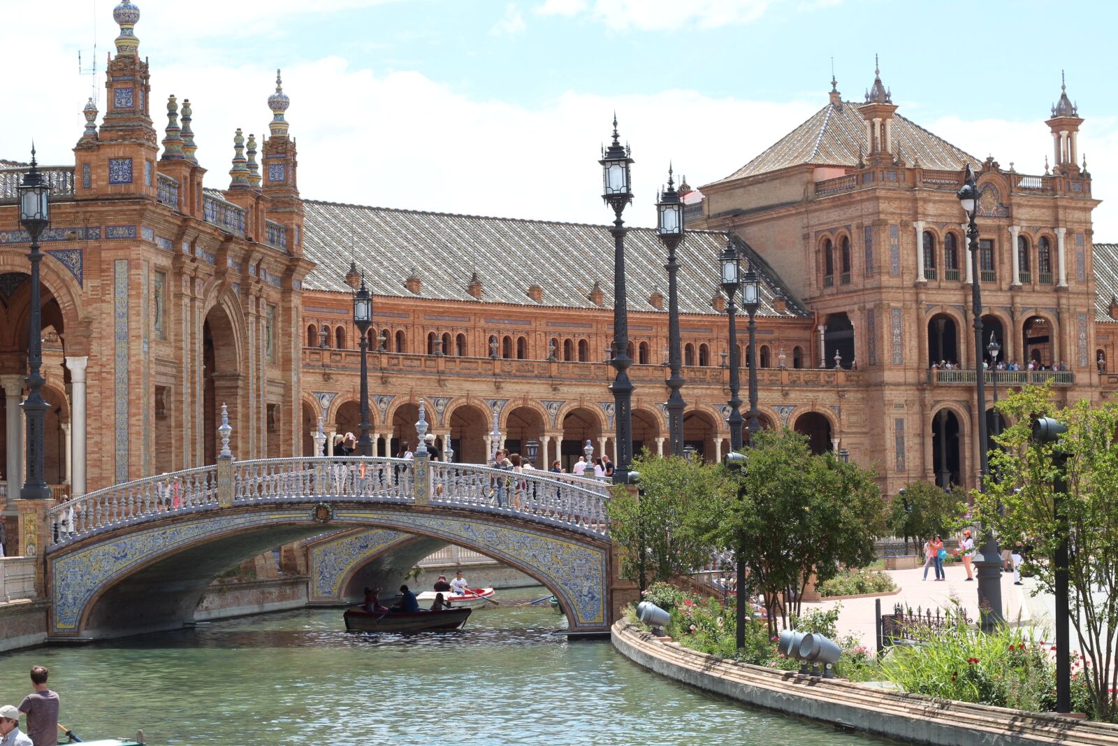 Canon EOS 1300D (EOS Rebel T6 / EOS Kiss X80) + Canon EF 50mm F1.8 STM sample photo. Sevilla, monument, castle photography