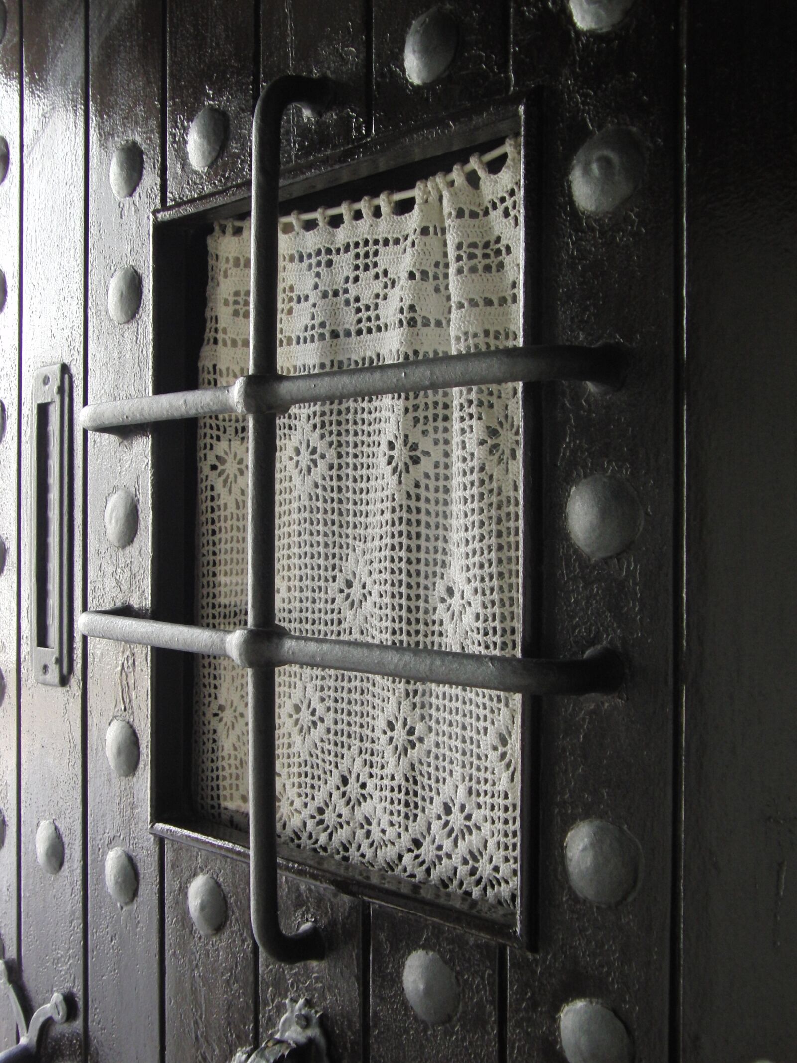 CASIO EX-FH20 sample photo. Door, grating, architecture photography