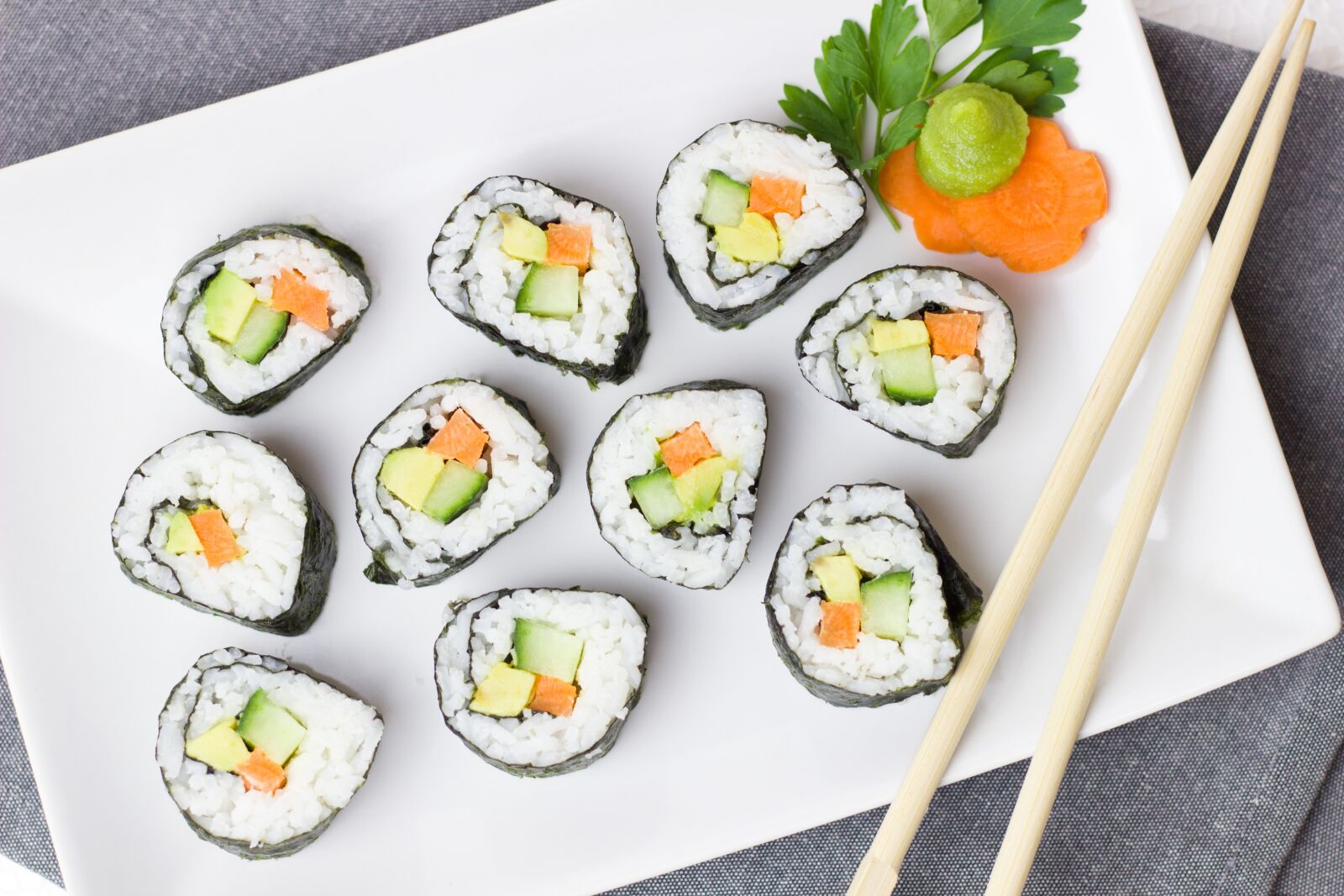 Canon EOS 600D (Rebel EOS T3i / EOS Kiss X5) + Canon EF 50mm F1.8 STM sample photo. Sushi, vegetarian, vegetables photography