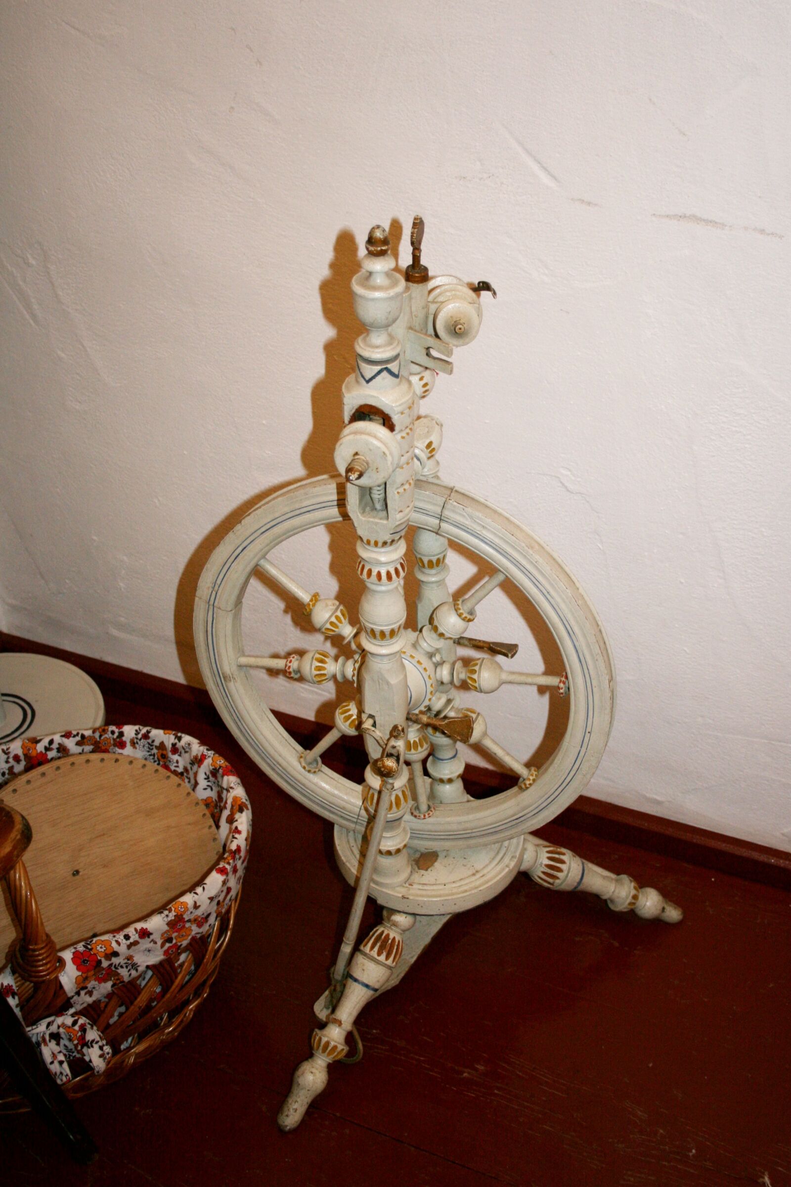 Canon EOS 400D (EOS Digital Rebel XTi / EOS Kiss Digital X) sample photo. Spinning wheel, spin, thread photography