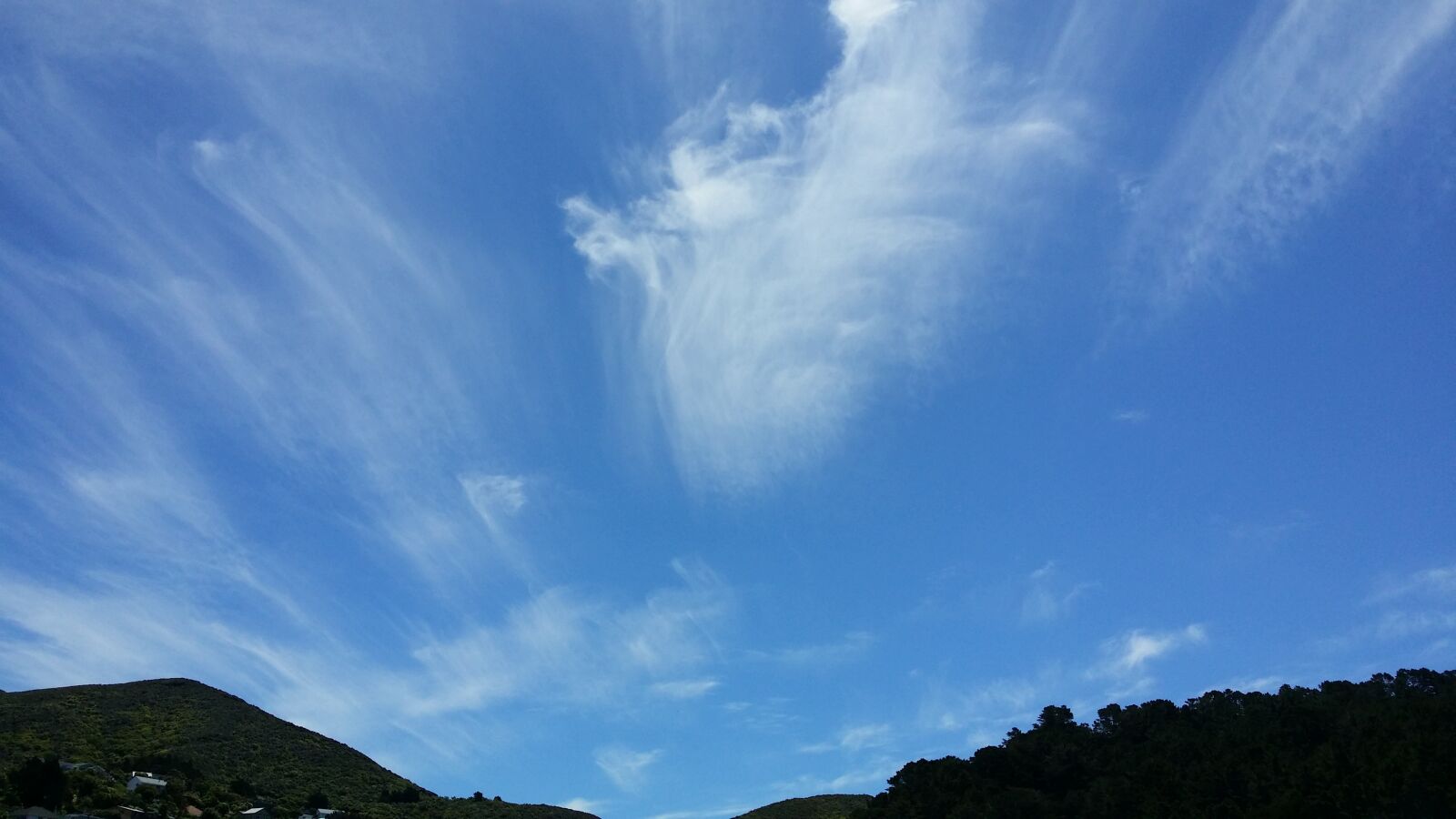 Samsung Galaxy S4 sample photo. Blue skies, cloud, rays photography