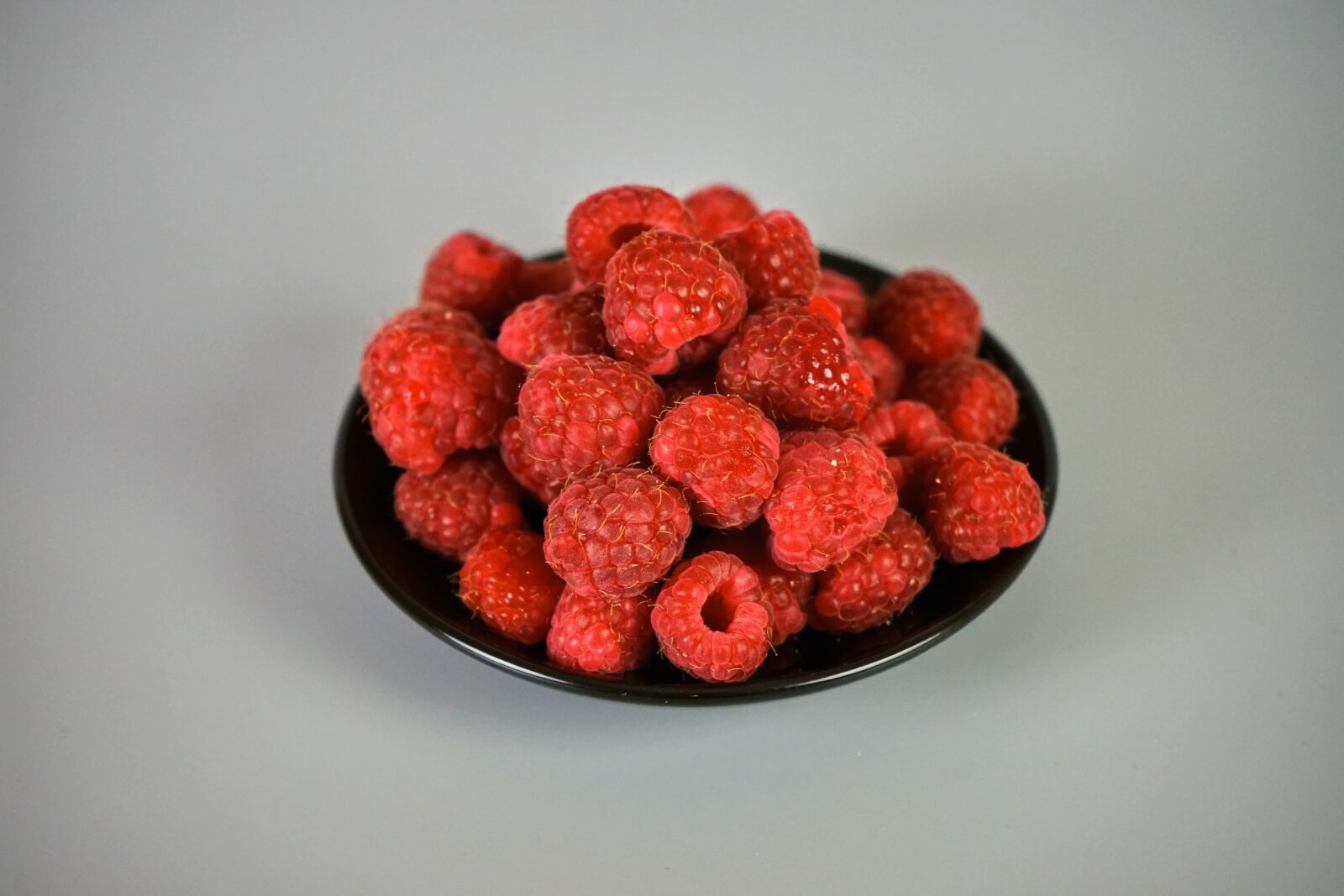 Sony a7 + Sony FE 28-70mm F3.5-5.6 OSS sample photo. Raspberries, fruit, food photography