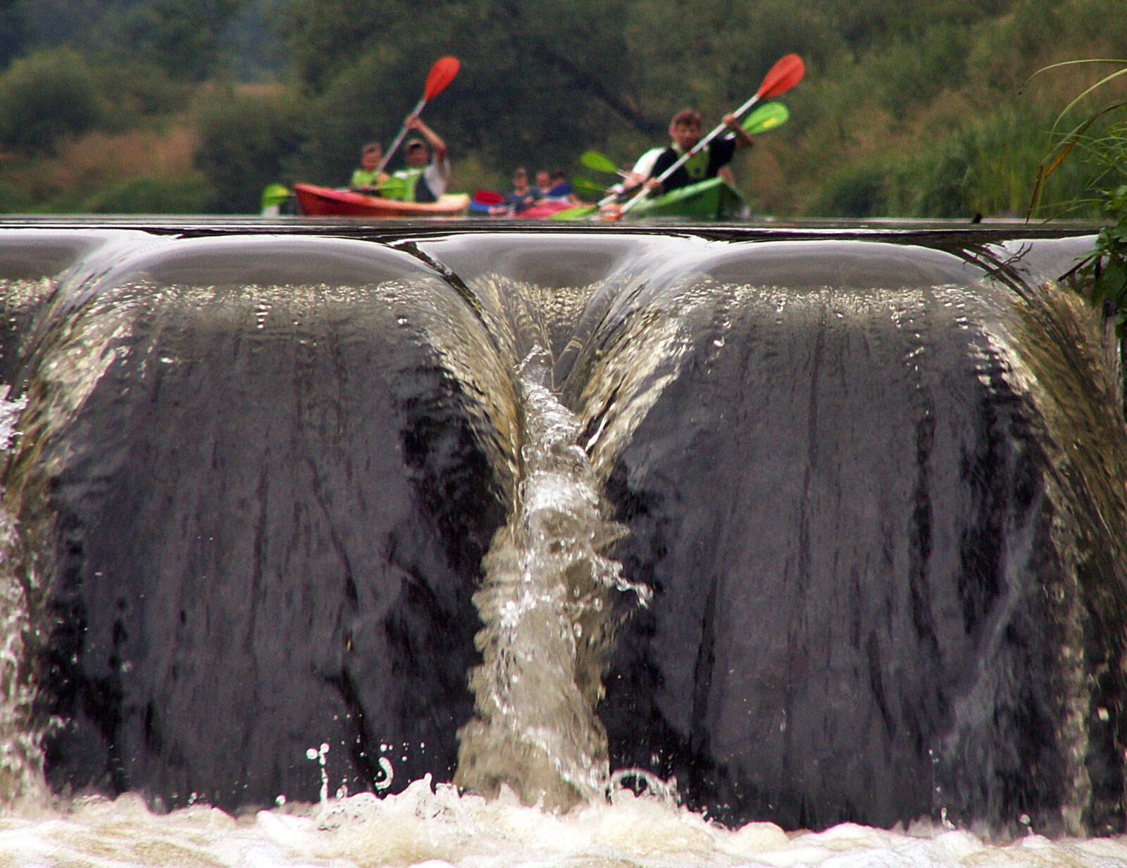 KONICA MINOLTA DiMAGE Z3 sample photo. Waterfall, i with, kayaks photography
