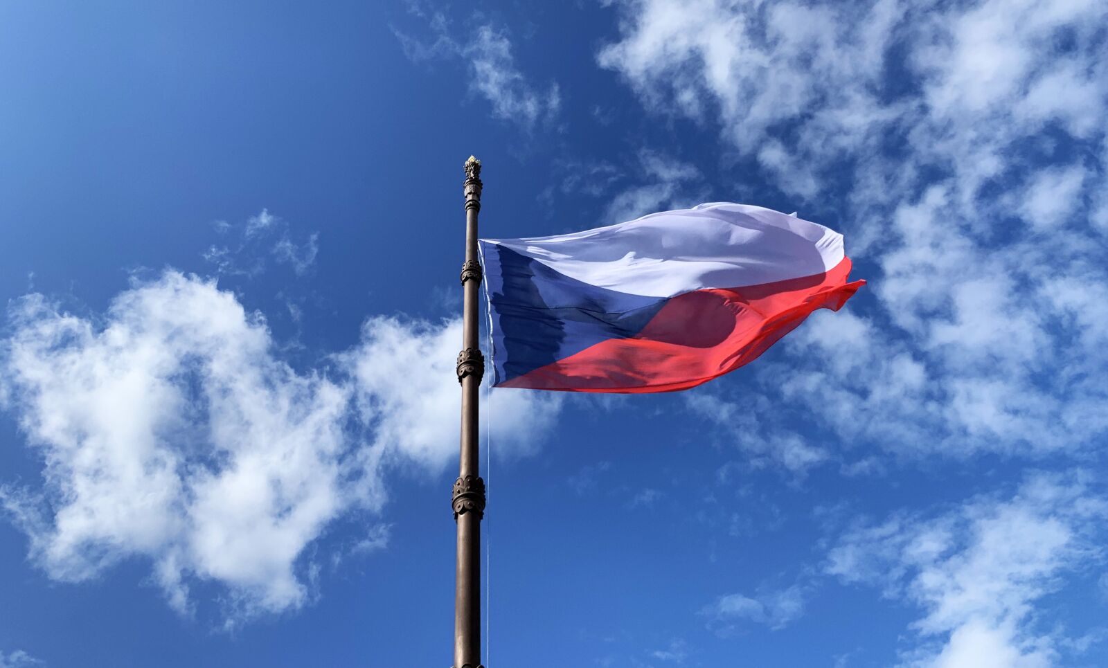 iPhone XR back camera 4.25mm f/1.8 sample photo. The flag of the photography