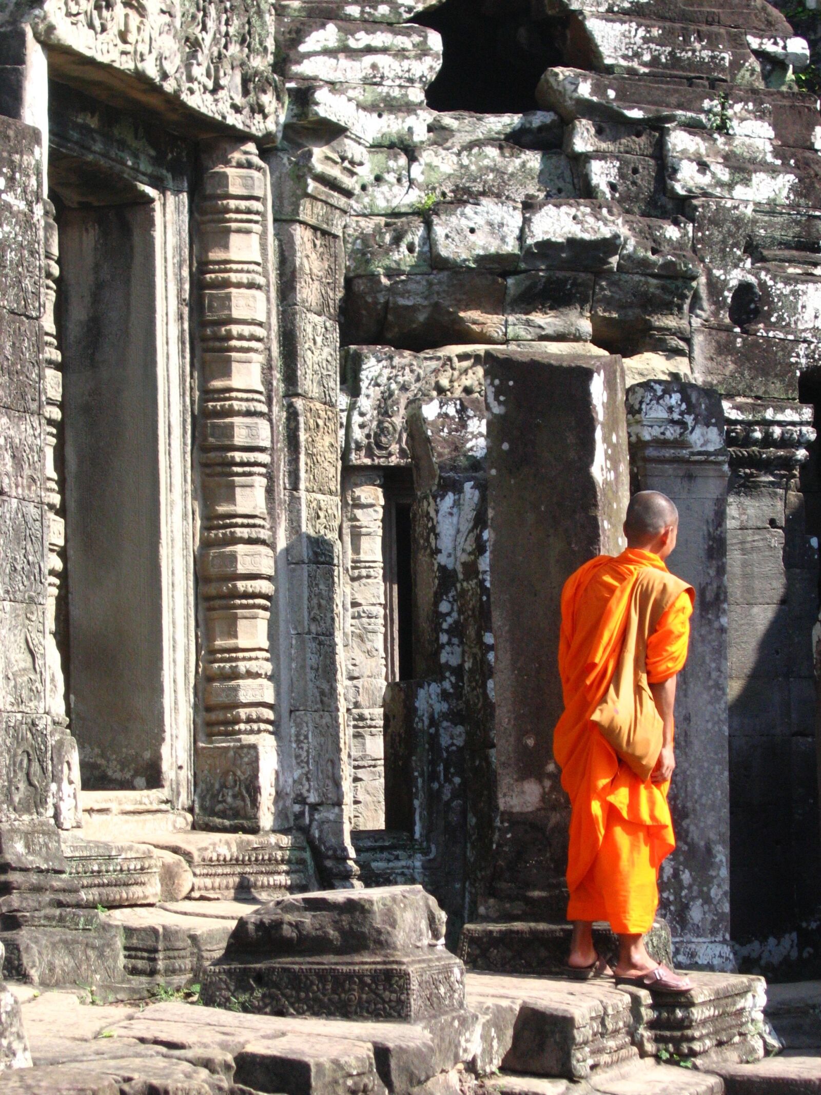 Canon POWERSHOT A95 sample photo. Cambodia, monk, ankor wat photography