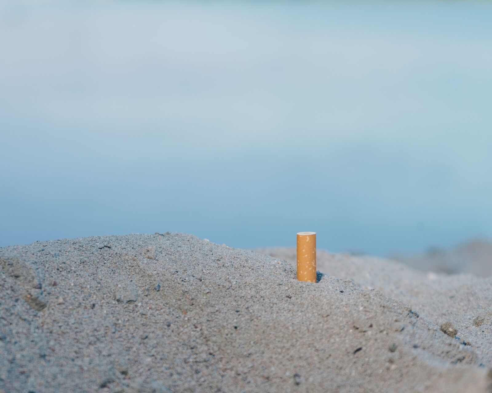 Sony a7 II + Sony FE 28-70mm F3.5-5.6 OSS sample photo. Cigarette, beach, garbage photography