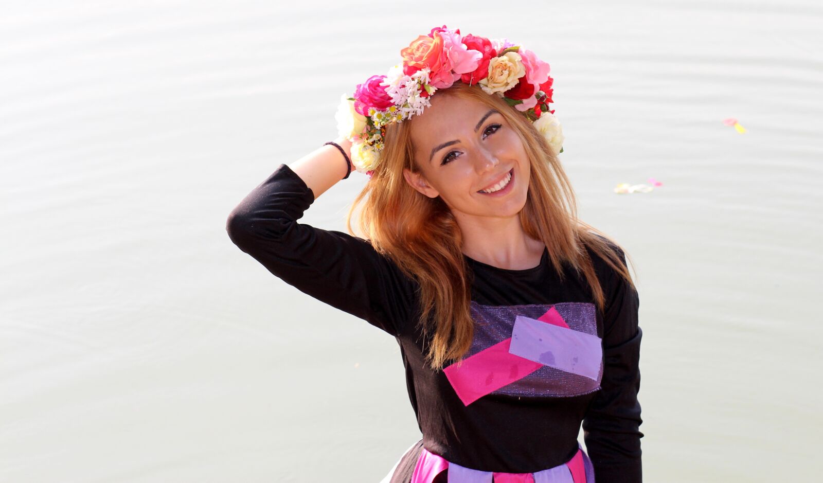 Canon EOS 700D (EOS Rebel T5i / EOS Kiss X7i) + Canon EF 85mm F1.8 USM sample photo. Girl, wreath, water photography