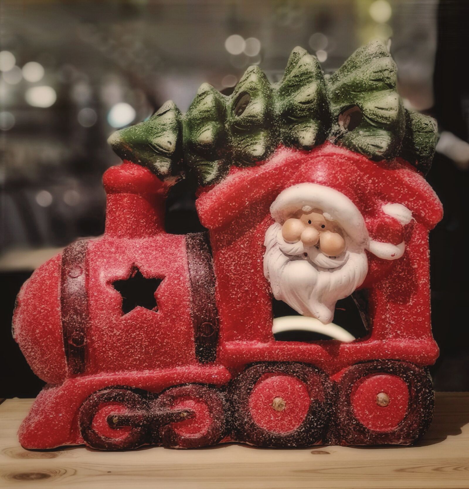 HUAWEI Mate 20 Pro sample photo. Santa claus, locomotive, ceramic photography