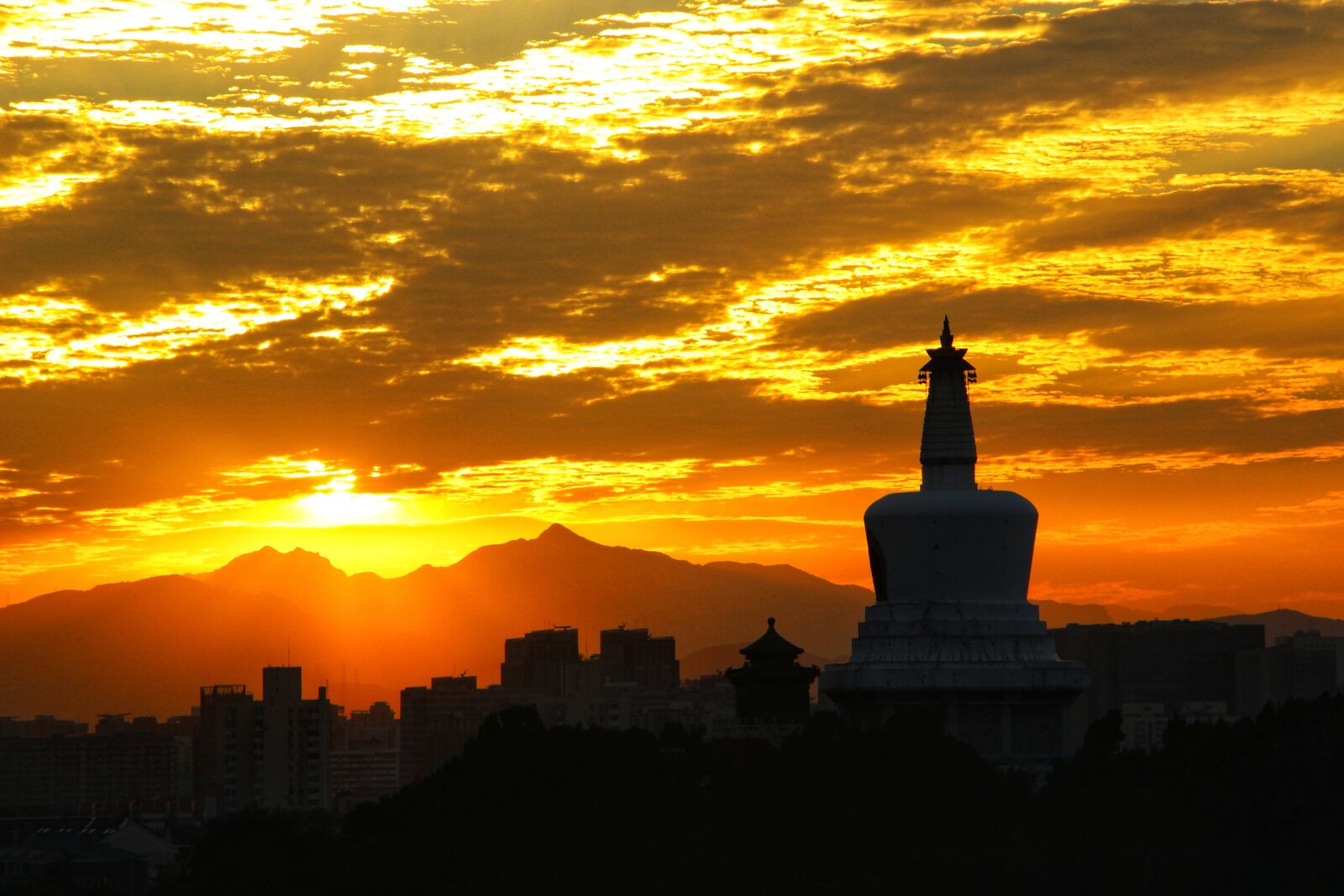 Canon EOS 600D (Rebel EOS T3i / EOS Kiss X5) + Canon EF-S 18-135mm F3.5-5.6 IS STM sample photo. Scene, unset, sunset glow photography