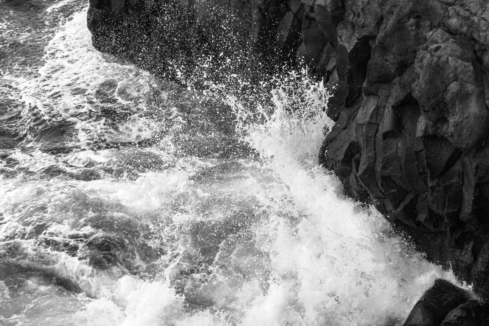 Canon EF-S 18-55mm F3.5-5.6 IS sample photo. Sea, waves, cliff photography