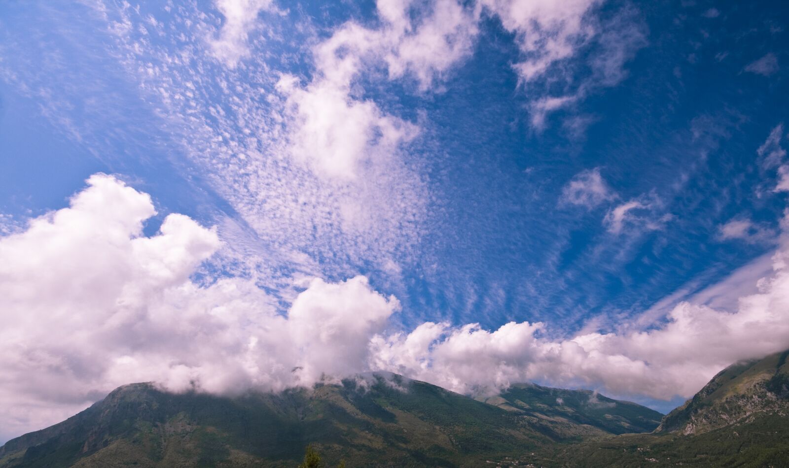 Canon EOS 400D (EOS Digital Rebel XTi / EOS Kiss Digital X) sample photo. Clouds, monti, mountain landscape photography