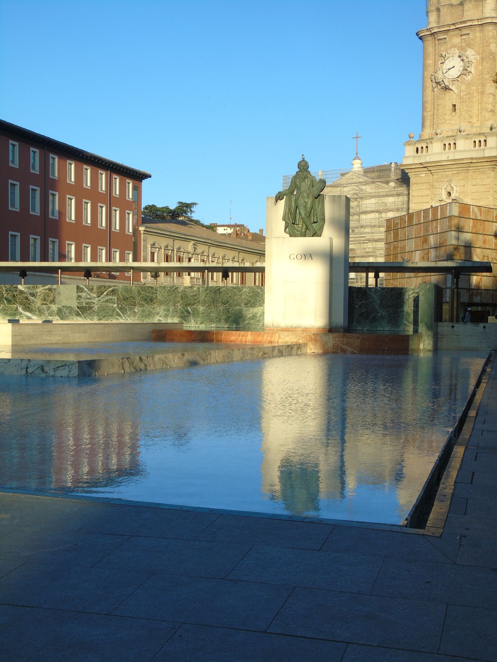 Sony Cyber-shot DSC-H400 sample photo. Goya, statue, water photography