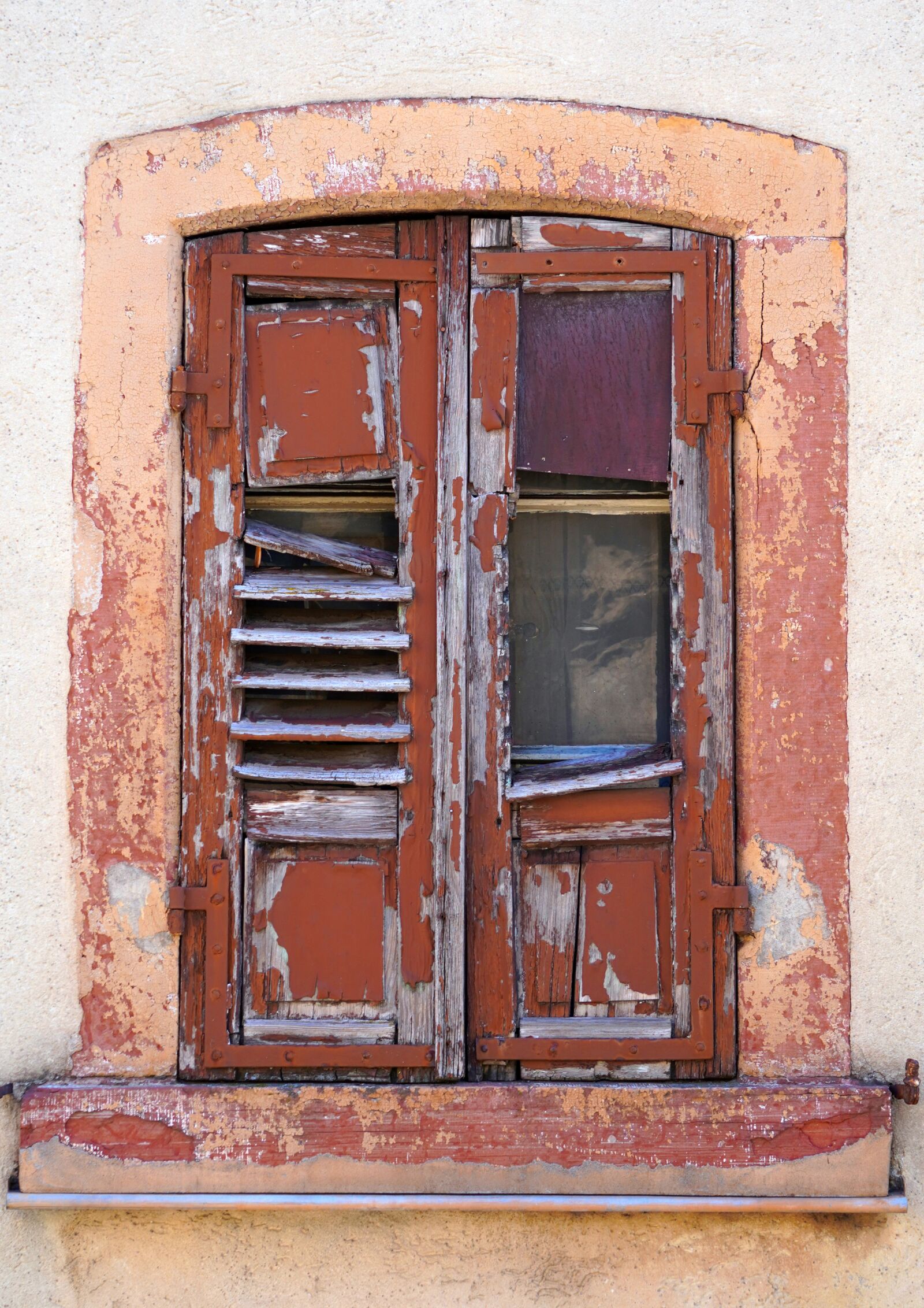 Sony E 55-210mm F4.5-6.3 OSS sample photo. Window, old, wood photography