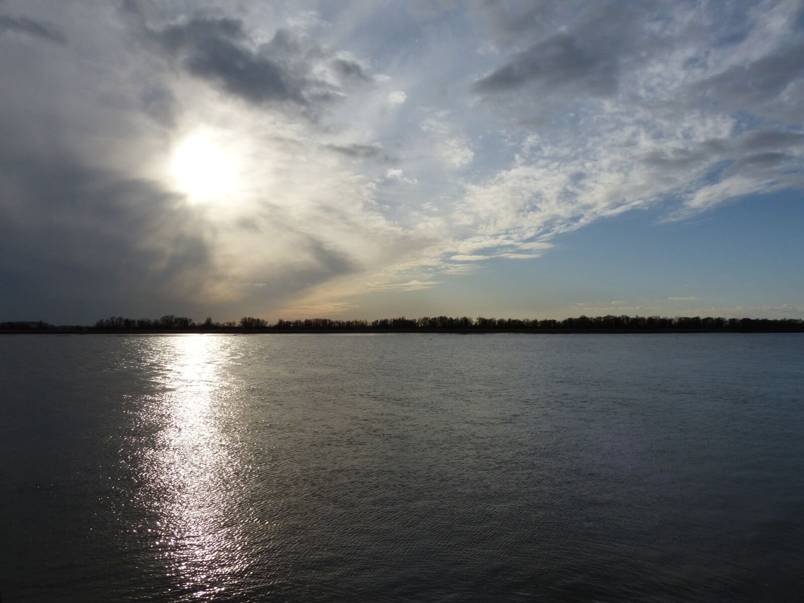 Panasonic Lumix DMC-FZ200 sample photo. Elbe, clouds, water photography