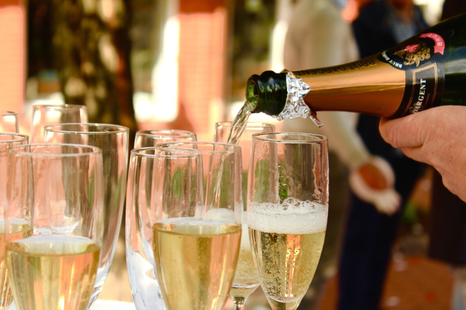 Canon EOS 1200D (EOS Rebel T5 / EOS Kiss X70 / EOS Hi) sample photo. Champagne, pour a, serve photography
