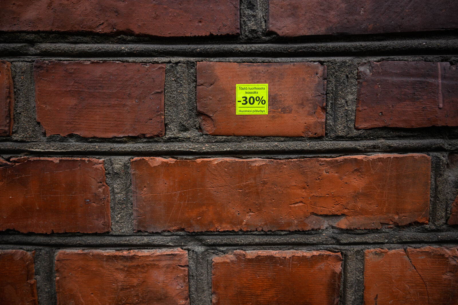 Nikon Z9 sample photo. Discounted brickwall - 17mm photography