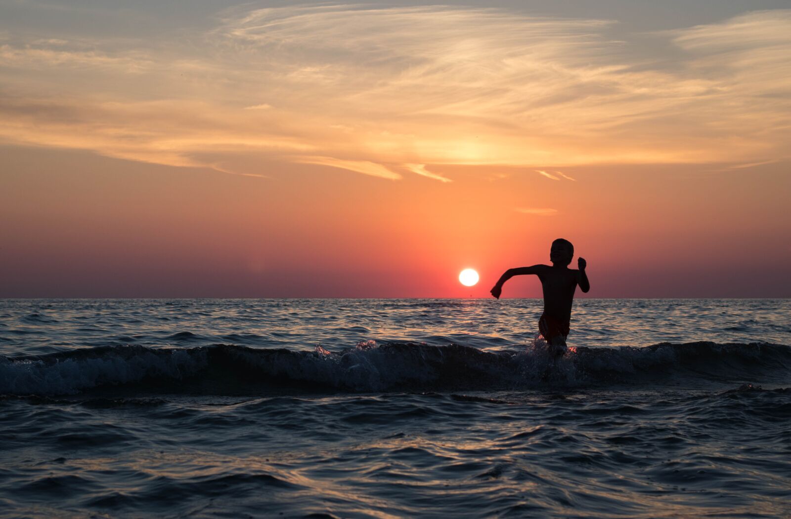 Canon EOS 80D sample photo. Beach, boy, evening photography