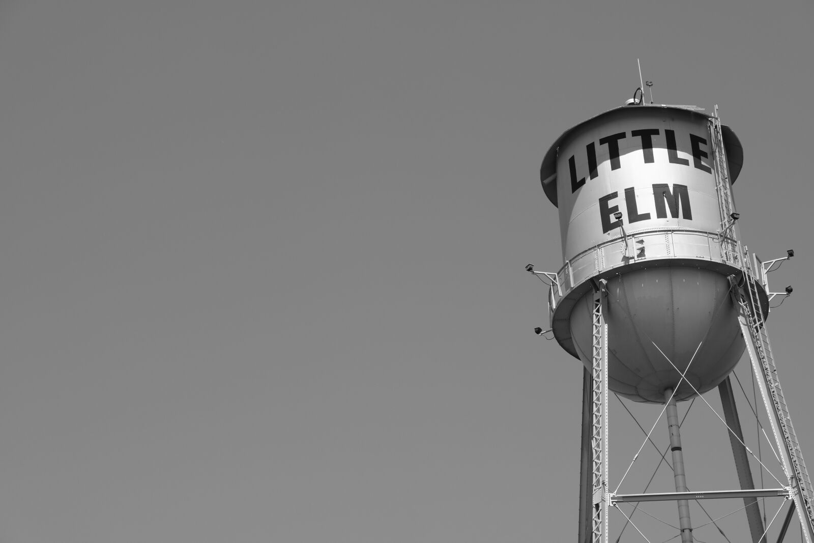 Canon EOS 750D (EOS Rebel T6i / EOS Kiss X8i) + Canon EF-S 18-55mm F3.5-5.6 IS STM sample photo. Little elm, water tower photography