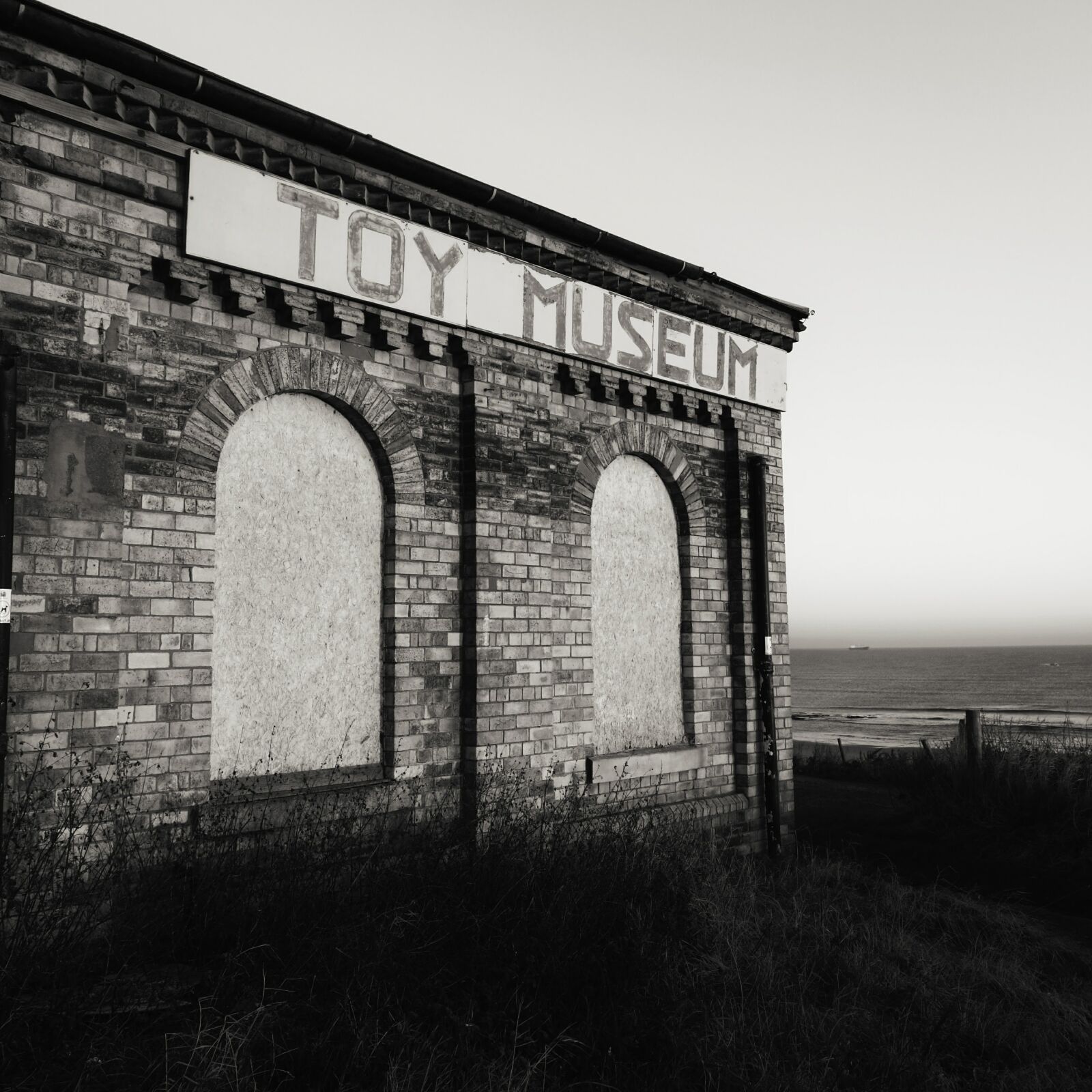 HUAWEI P9 sample photo. Bricks, monochrome, photography, toy photography