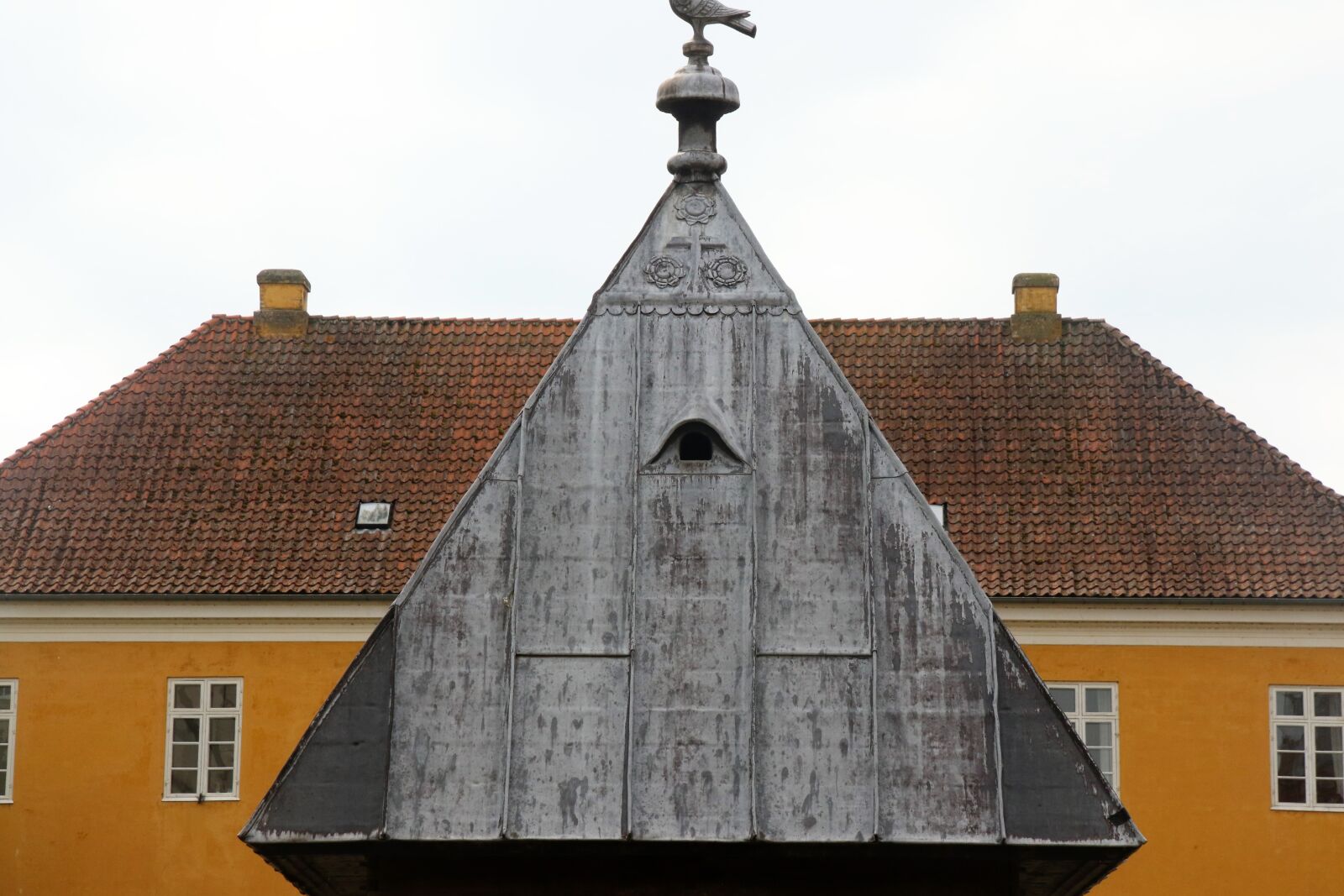 Canon EOS 7D Mark II sample photo. Chimneys, eye, old, building photography