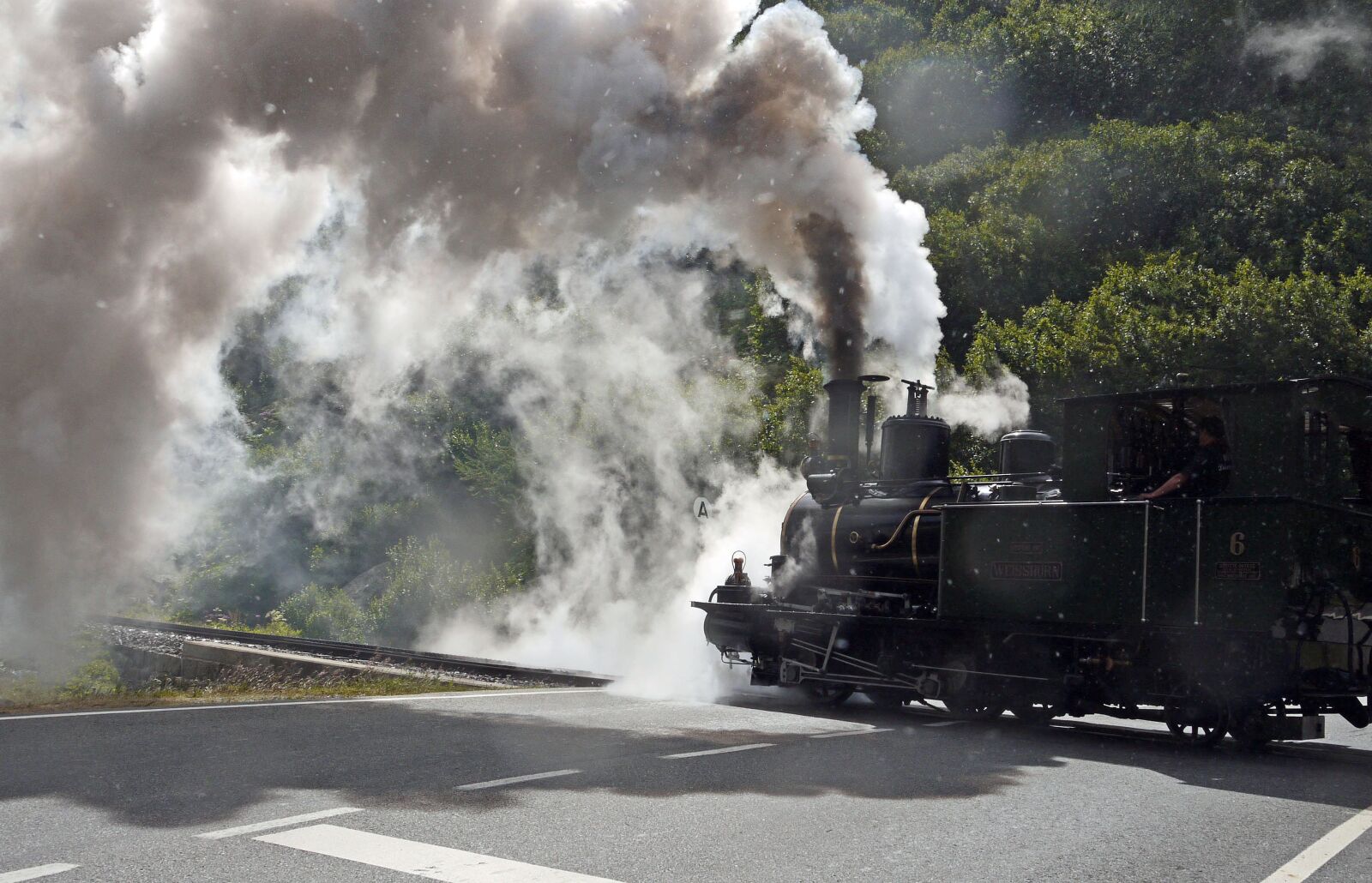 Panasonic Lumix DMC-G1 sample photo. Steam locomotive, level crossing photography