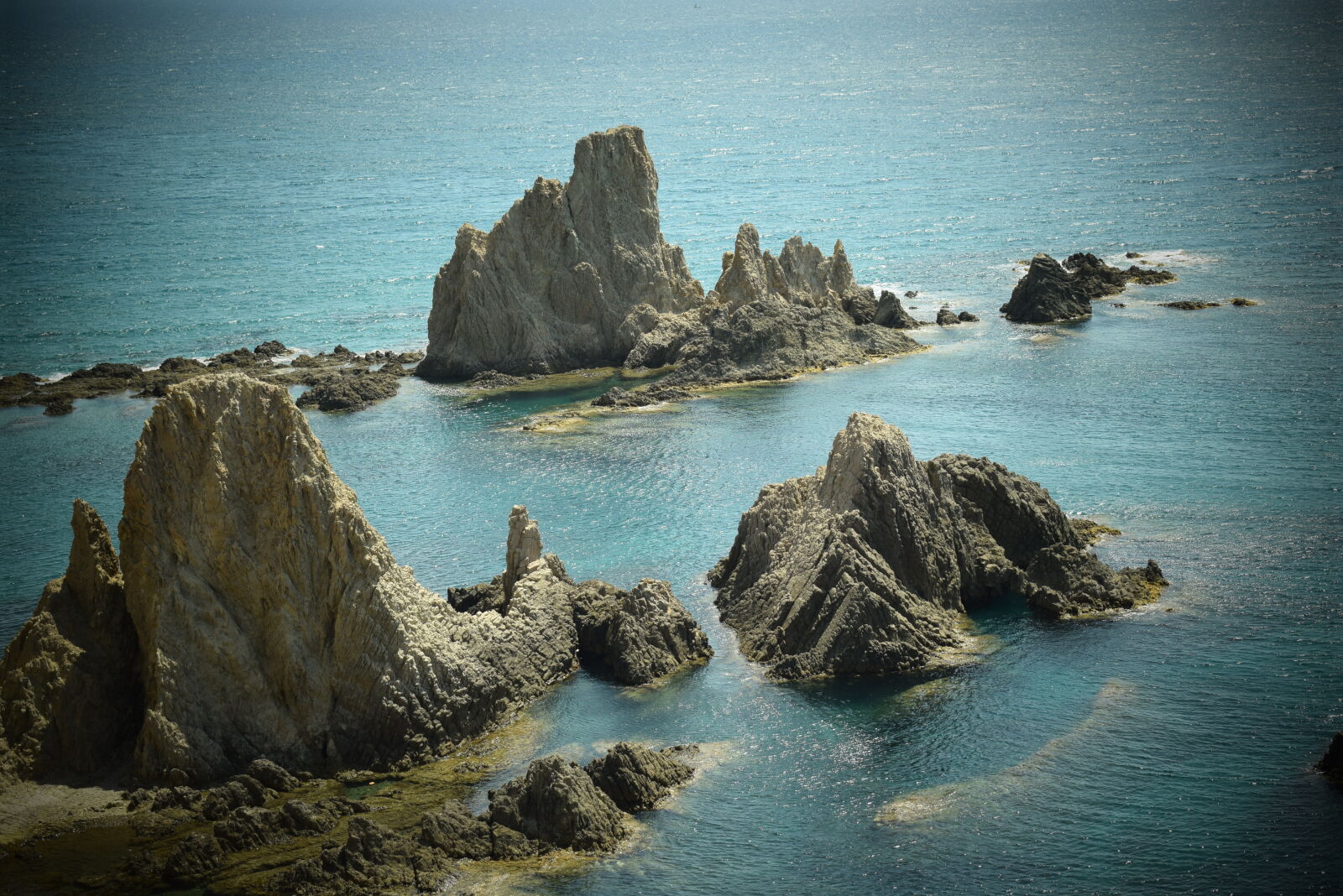 Nikon AF-P DX Nikkor 18-55mm F3.5-5.6G sample photo. Almeria, arrecife, azul, cabo photography